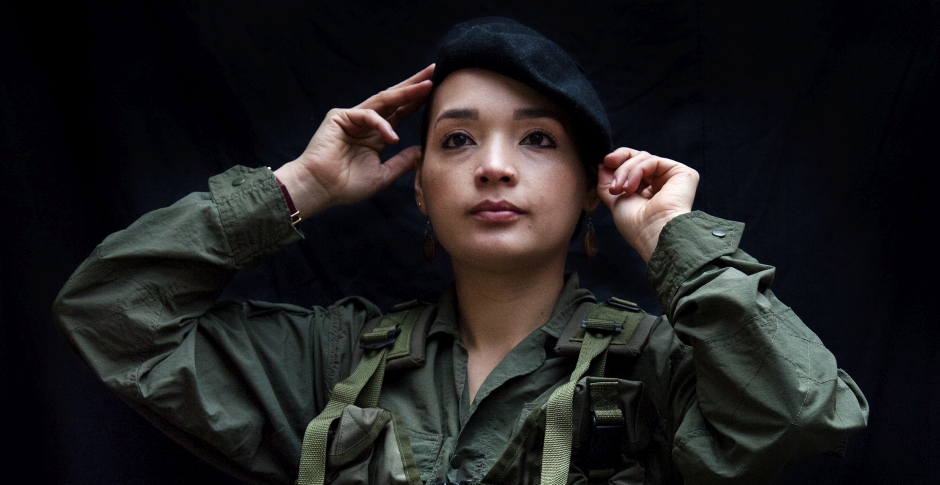 Ehemalige FARC-Kämpferin in Uniform